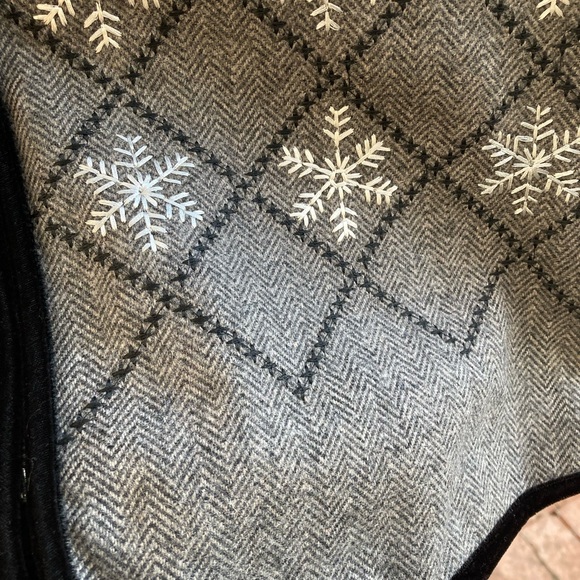 Talbot’s Holiday Snowflake Vest - Picture 3 of 6